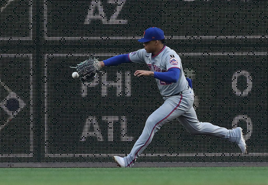 Jun 27, 2025; Pittsburgh, Pennsylvania, USA;  New York Mets right fielder Juan Soto (22) chases a ball hit for an RBI double by Pittsburgh Pirates third baseman Ke'Bryan Hayes (not pictured) during the fifth inning at PNC Park. Mandatory Credit: Charles LeClaire-Imagn Images