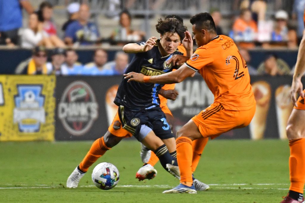 Jul 30, 2022; Chester, Pennsylvania, USA; Philadelphia Union midfielder Paxten Aaronson (30) is defended by Houston Dynamo midfielder Darwin Cer  n (24) during the second half at Subaru Park. Mandatory Credit: Eric Hartline-Imagn Images