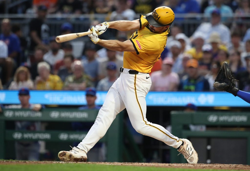 Jun 27, 2025; Pittsburgh, Pennsylvania, USA;  Pittsburgh Pirates right fielder Bryan Reynolds (10) hits a three run home run against the New York Mets during the sixth inning at PNC Park. Mandatory Credit: Charles LeClaire-Imagn Images