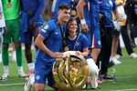 [Subscription Customers Only] Jul 13, 2025; East Rutherford, New Jersey, USA; Chelsea FC defender Aaron Anselmino (30) celebrates with the trophy after winning the final of the 2025 FIFA Club World Cup at MetLife Stadium. Mandatory Credit: Mike Segar-Reuters via Imagn Images