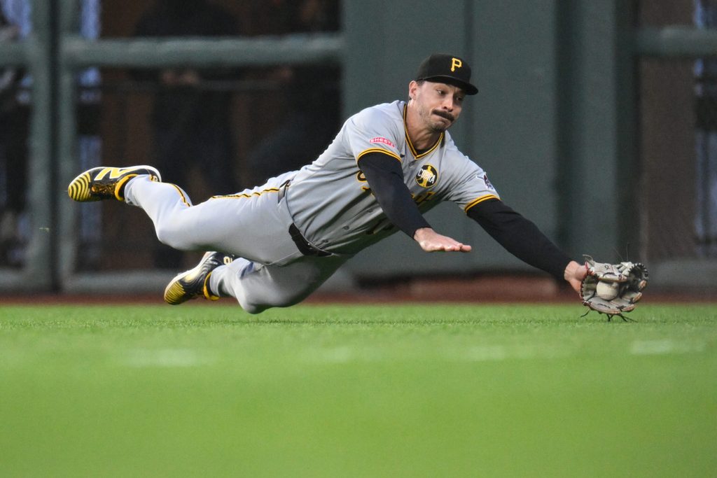 Jul 29, 2025; San Francisco, California, USA; Pittsburgh Pirates right fielder Bryan Reynolds (10) catches a fly ball hit by the San Francisco Giants during the fifth inning at Oracle Park. Mandatory Credit: Eakin Howard-Imagn Images