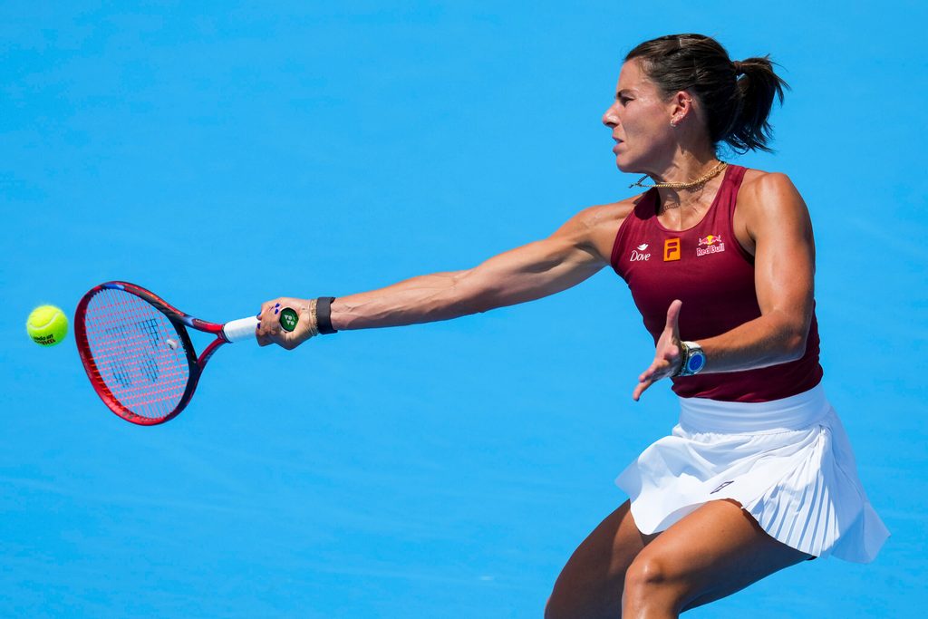 Aug 10, 2025; Cincinnati, OH, USA; Emma Navarro (USA) returns a shot against Ella Seidel (GER) during the Cincinnati Open at the Lindner Family Tennis Center. Mandatory Credit: Aaron Doster-Imagn Images