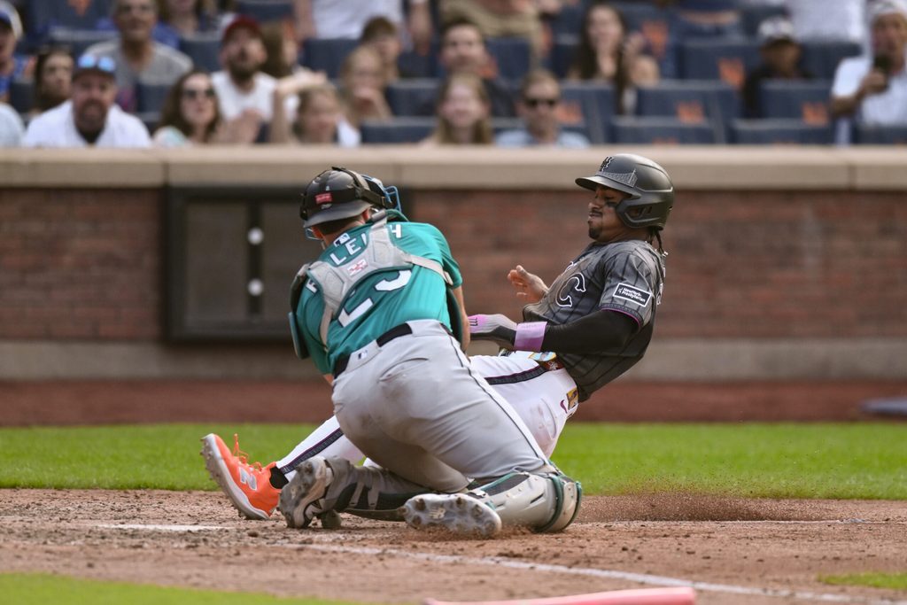 Aug 16, 2025; New York City, New York, USA; New York Mets shortstop Francisco Lindor (12) is tagged out at home plate by Seattle Mariners catcher Cal Raleigh (29) during the seventh inning at Citi Field. Mandatory Credit: John Jones-Imagn Images