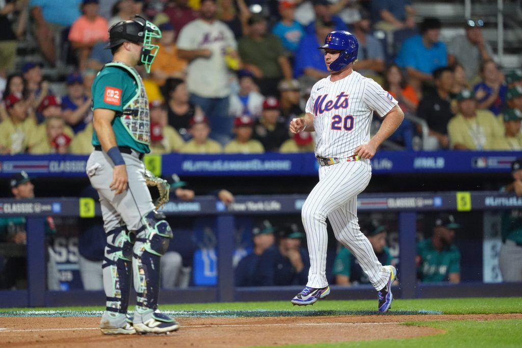 Aug 17, 2025; Williamsport, Pennsylvania, USA; New York Mets infielder Pete Alonso (20) advances home to score against the Seattle Mariners in the second inning at Journey Bank Ballpark at Historic Bowman Field. Mandatory Credit: Kyle Ross-Imagn Images