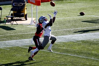 Oct 31, 2020; Cincinnati, OH, USA; Memphis Tigers defensive back Jacobi Francis (32) intercepts a pass during the third quarter of a college football game against the Cincinnati Bearcats, Saturday, Oct. 31, 2020, at Nippert Stadium in Cincinnati. The Cincinnati Bearcats won 49-10.  Mandatory Credit: Kareem Elgazzar-USA TODAY NETWORK

Ncaa Football Memphis At Cincinnati
