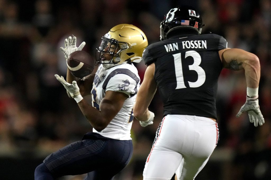 Navy Midshipmen wide receiver Vincent Terrell Jr. (23) catches a pass as Cincinnati Bearcats linebacker Ty Van Fossen (13) defends in the fourth quarter during a college football game, Saturday, Nov. 5, 2022, at Nippert Stadium in Cincinnati. The Cincinnati Bearcats won, 20-10.
Ncaaf Navy Midshipmen At Cincinnati Bearcats Nov 6 0706