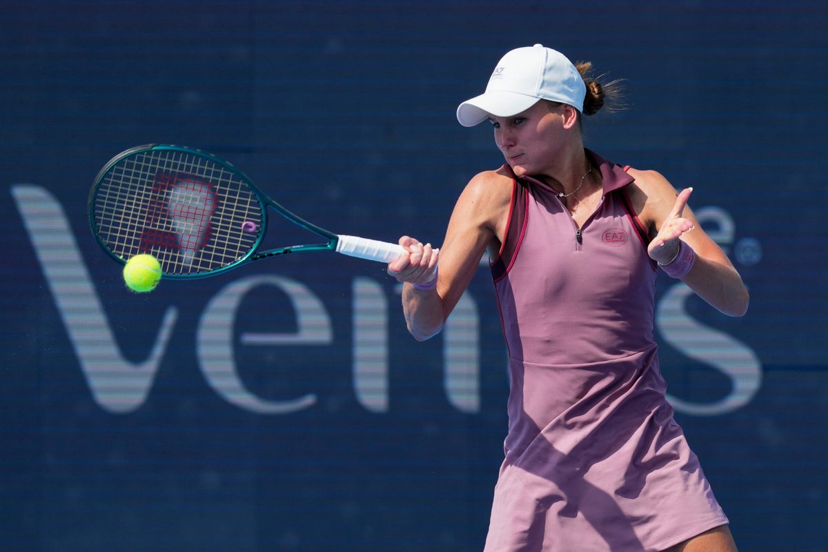 Aug 17, 2025; Cincinnati, OH, USA;  Veronika Kudermetova (RUS) returns a shot against Jasmine Paolini (ITA) during the Cincinnati Open at the Lindner Family Tennis Center. Mandatory Credit: Aaron Doster-Imagn Images
