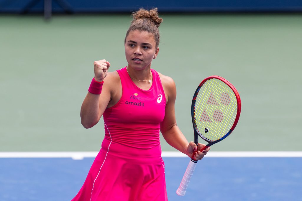 Aug 29, 2025; Flushing, NY, USA; Jasmine Paolini of Italy in action against Marketa Vondrousova of Czech Republic in the third round of the womenís singles at the US Open at Billie Jean King National Tennis Center. Mandatory Credit: Mike Frey-Imagn Images