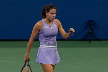 Aug 29, 2025; Flushing, NY, USA; Emma Navarro of the United States in action against Barbora Krejcikova of Czech Republic in the third round of the women’s singles at the US Open at Billie Jean King National Tennis Center. Mandatory Credit: Mike Frey-Imagn Images