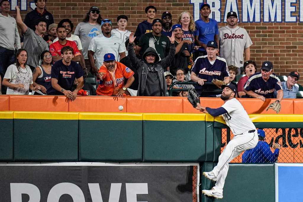 Detroit Tigers left fielder Riley Greene tries to catch a home run hit by New York Mets first baseman Pete Alonso during the seventh inning at Comerica Park in Detroit on Tuesday, September 2, 2025.