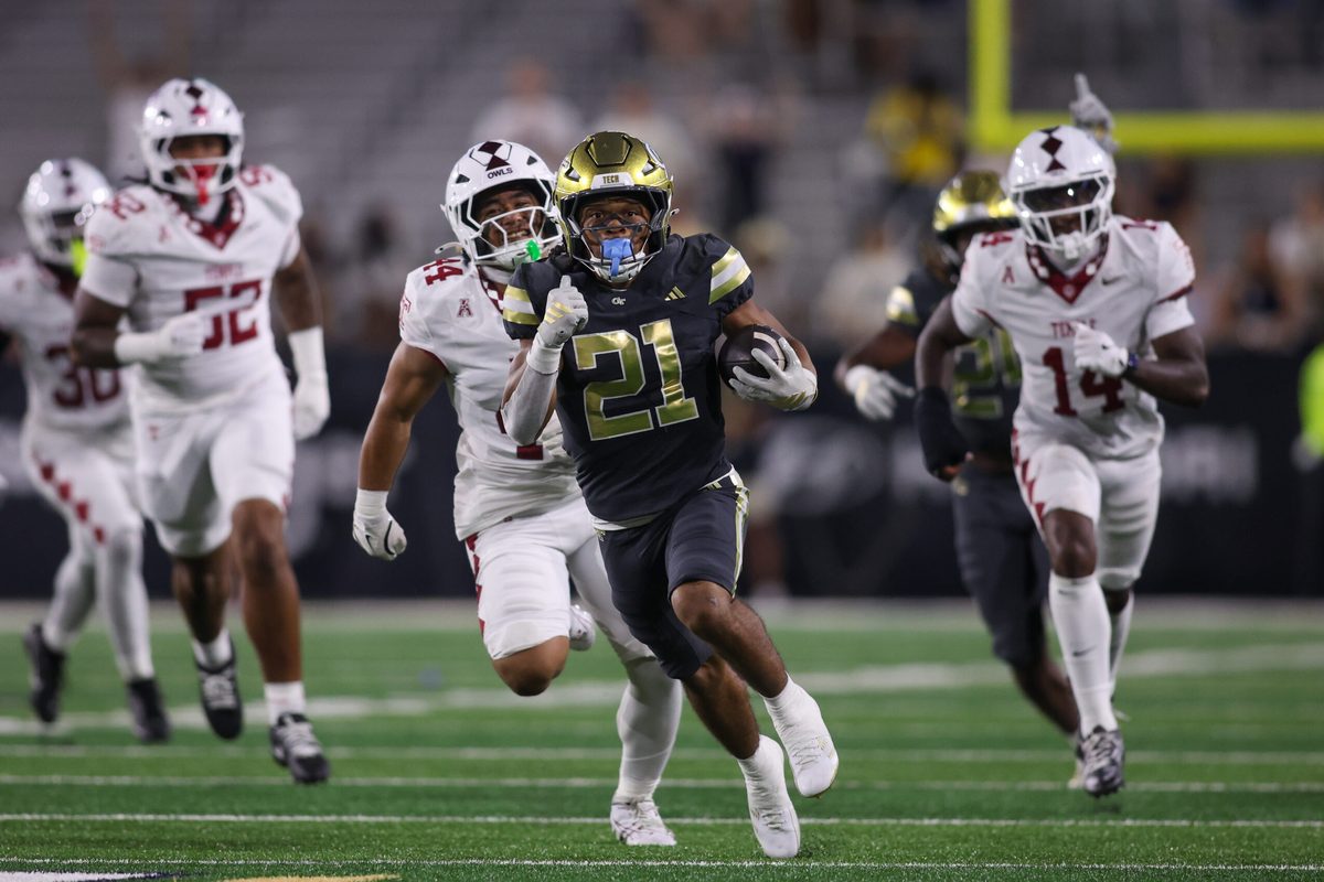 Sep 20, 2025; Atlanta, Georgia, USA; Georgia Tech Yellow Jackets running back Daylon Gordon (21) runs the ball for a touchdown against the Temple Owls in the fourth quarter at Bobby Dodd Stadium at Hyundai Field. Mandatory Credit: Brett Davis-Imagn Images