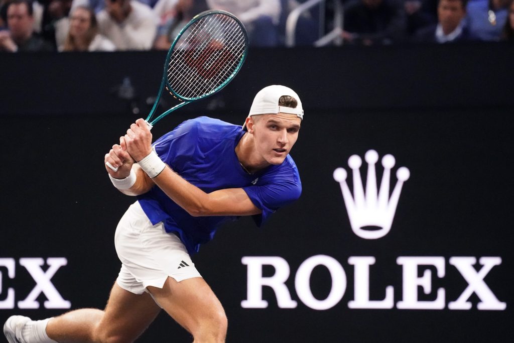Sep 21, 2025; San Francisco, CA, USA; Team Europe player Jakub Mensik returns a shot against Team World player Alex de Minaur during the Laver Cup at Chase Center. Mandatory Credit: David Gonzales-Imagn Images