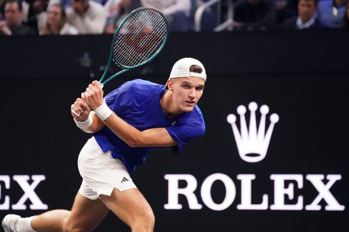Sep 21, 2025; San Francisco, CA, USA; Team Europe player Jakub Mensik returns a shot against Team World player Alex de Minaur during the Laver Cup at Chase Center. Mandatory Credit: David Gonzales-Imagn Images