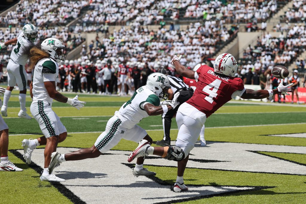 Aug 23, 2025; Honolulu, Hawaii, USA; While being guarded by Hawaii Rainbow Warriors defensive back Elijah Palmer (4), Stanford Cardinal wide receiver Jordan Onovughe (4) can’t pull in and end zone catch during the first half of an NCAA college football game at Clarence T.C. Ching Athletics Complex. Mandatory Credit: Marco Garcia-Imagn Images