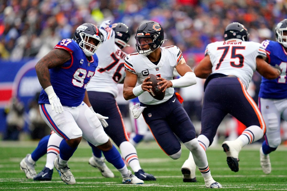Chicago Bears quarterback Justin Fields (1) scrambles against the New York Giants in the second half. The Giants defeat the Bears, 20-12, at MetLife Stadium on Sunday, Oct. 2, 2022, in East Rutherford.

Nfl Ny Giants Vs Chicago Bears