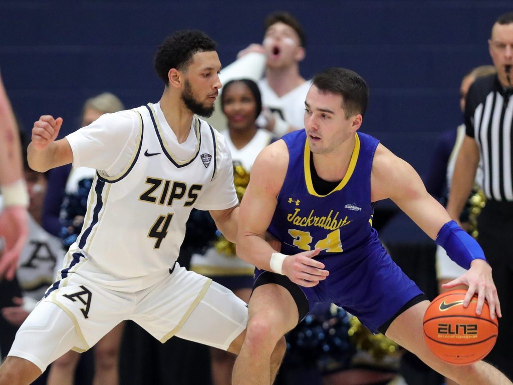 Akron Zips guard Trendon Hankerson, left, guards against South Dakota State guard Alex Arians during the second half of an NCAA college basketball game, Monday, Nov. 7, 2022, in Akron, Ohio.
Zipsmbb 14
