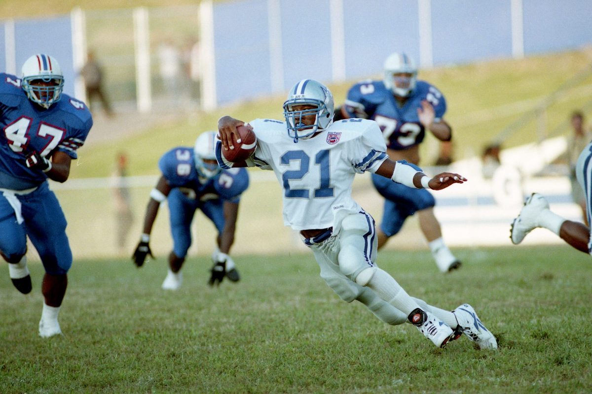Middle Tennessee State’s Rodney Shelton (21) is eluding Tennessee State defenders in the 16th-ranked Blue Raiders 45-10 Ohio Valley Conference romp over host Tennessee State before 15,400 at Hale Stadium in Nashville on Sept. 3, 1994.