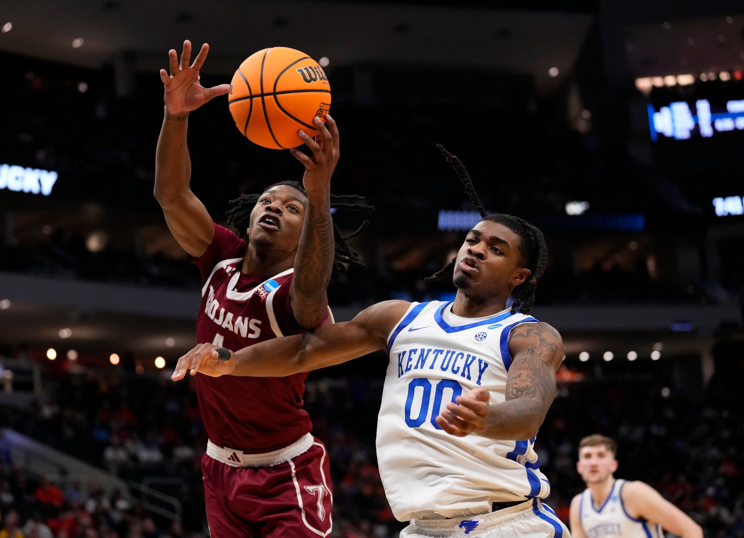 Mar 21, 2025; Milwaukee, WI, USA; Troy Trojans forward Myles Rigsby (4) dives for a rebound past Kentucky Wildcats guard Otega Oweh (00) during the second half at Fiserv Forum. Mandatory Credit: Jeff Hanisch-Imagn Images