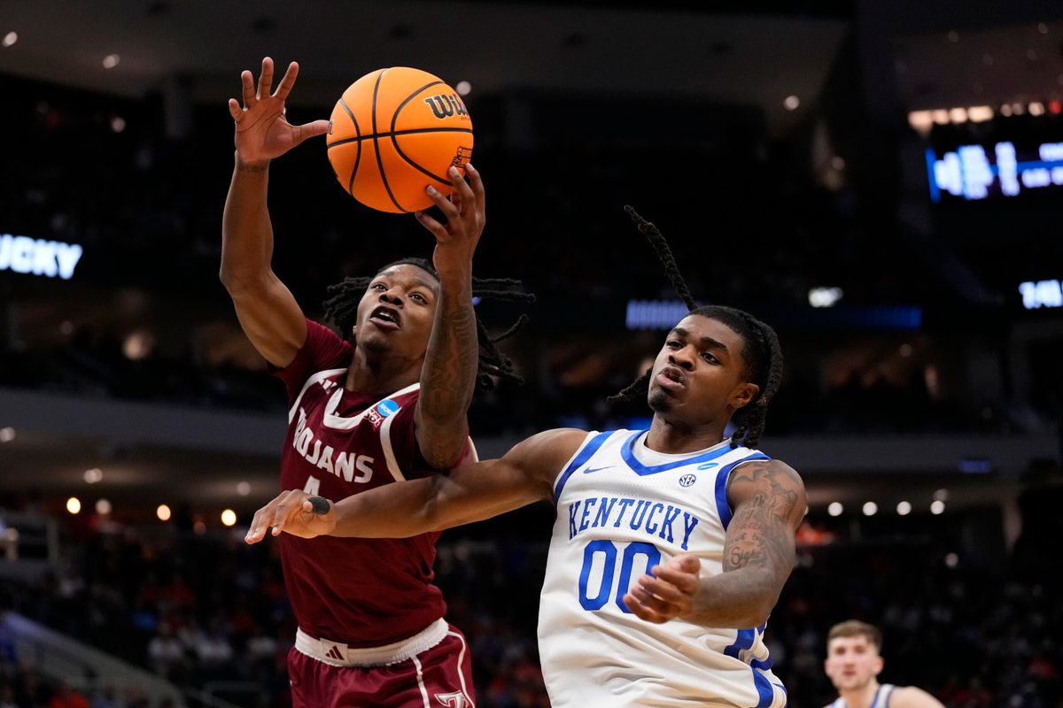 Mar 21, 2025; Milwaukee, WI, USA; Troy Trojans forward Myles Rigsby (4) dives for a rebound past Kentucky Wildcats guard Otega Oweh (00) during the second half at Fiserv Forum. Mandatory Credit: Jeff Hanisch-Imagn Images