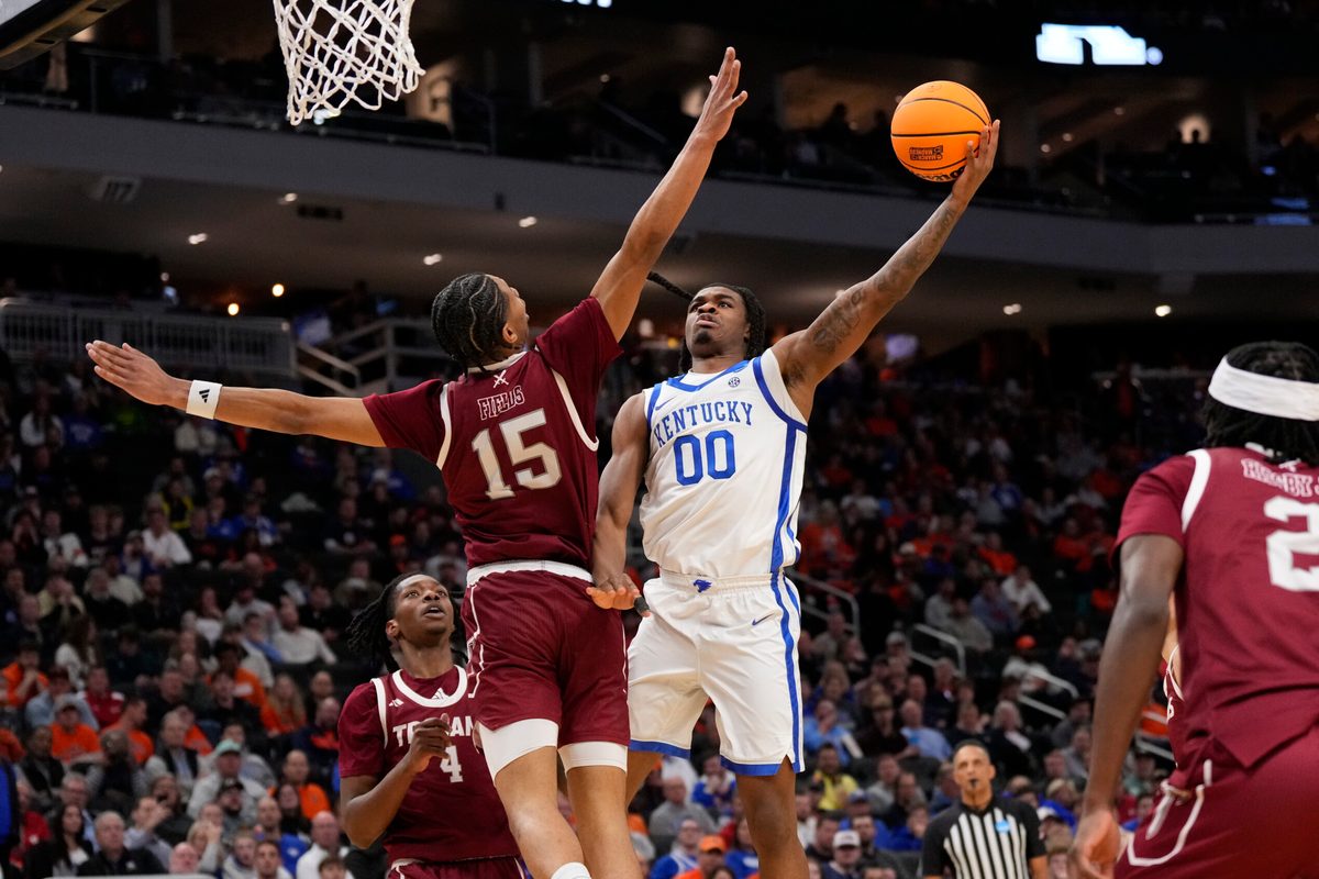 Mar 21, 2025; Milwaukee, WI, USA; Kentucky Wildcats guard Otega Oweh (00) drives to the hoop past Troy Trojans forward Jackson Fields (15) during the second half at Fiserv Forum. Mandatory Credit: Jeff Hanisch-Imagn Images
