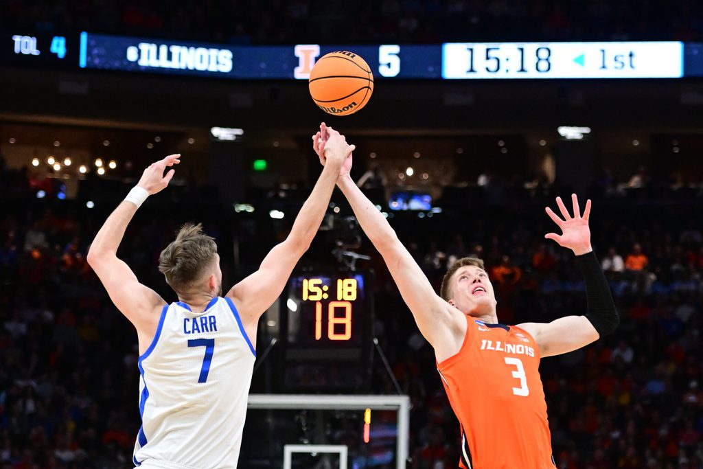 Mar 23, 2025; Milwaukee, WI, USA; Kentucky Wildcats forward Andrew Carr (7) and Illinois Fighting Illini forward Ben Humrichous (3) go after the ball during the first half in the second round of the NCAA Tournament at Fiserv Forum. Mandatory Credit: Benny Sieu-Imagn Images