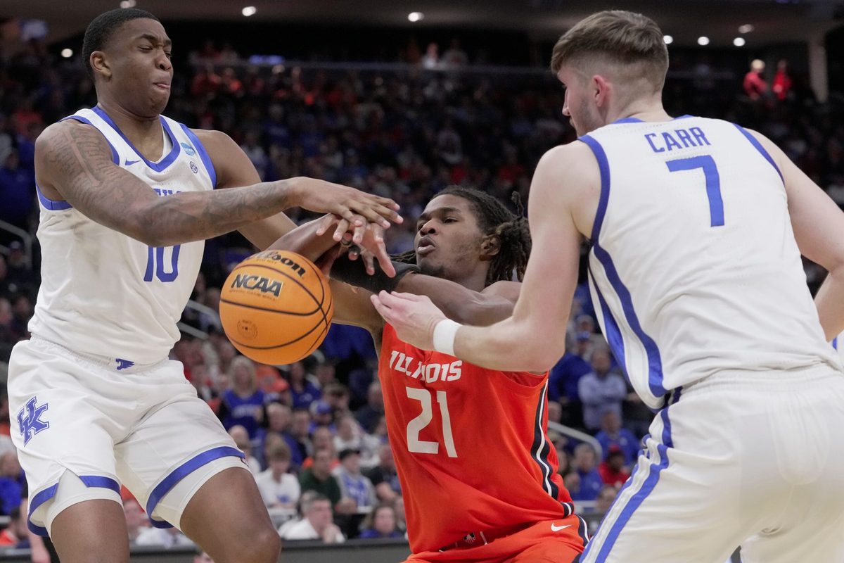 Illinois forward Morez Johnson Jr. (21) is foule day Kentucky forward Andrew Carr (7) and forward Brandon Garrison (10) also defends during the second half of their second round NCAA men’ s basketball tournament game Sunday, March 23, 2025 at Fiserv Forum in Milwaukee, Wisconsin. Kentucky beat Illinois 84-75.