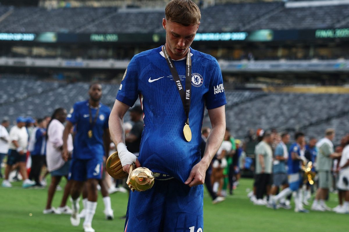 [Subscription Customers Only] Jul 13, 2025; East Rutherford, New Jersey, USA; Chelsea FC midfielder Cole Palmer (10) celebrates with the golden ball trophy after the final of the 2025 FIFA Club World Cup at MetLife Stadium. Mandatory Credit: Lee Smith-Reuters via Imagn Images