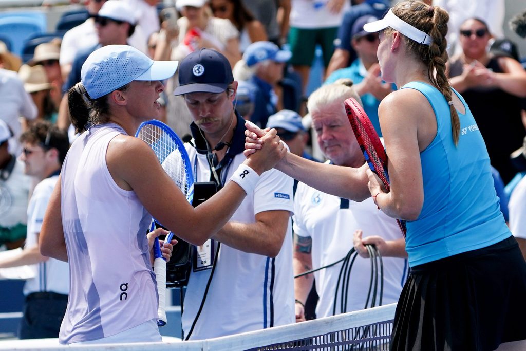 Iga Swiatek, left, and Elena Rybakina, right, shake hands at the conclusion of their match, Sunday, Aug. 17, 2025, at the Lindner Family Tennis Center in Mason, Oh. Swiatek won 7-5, 6-3.