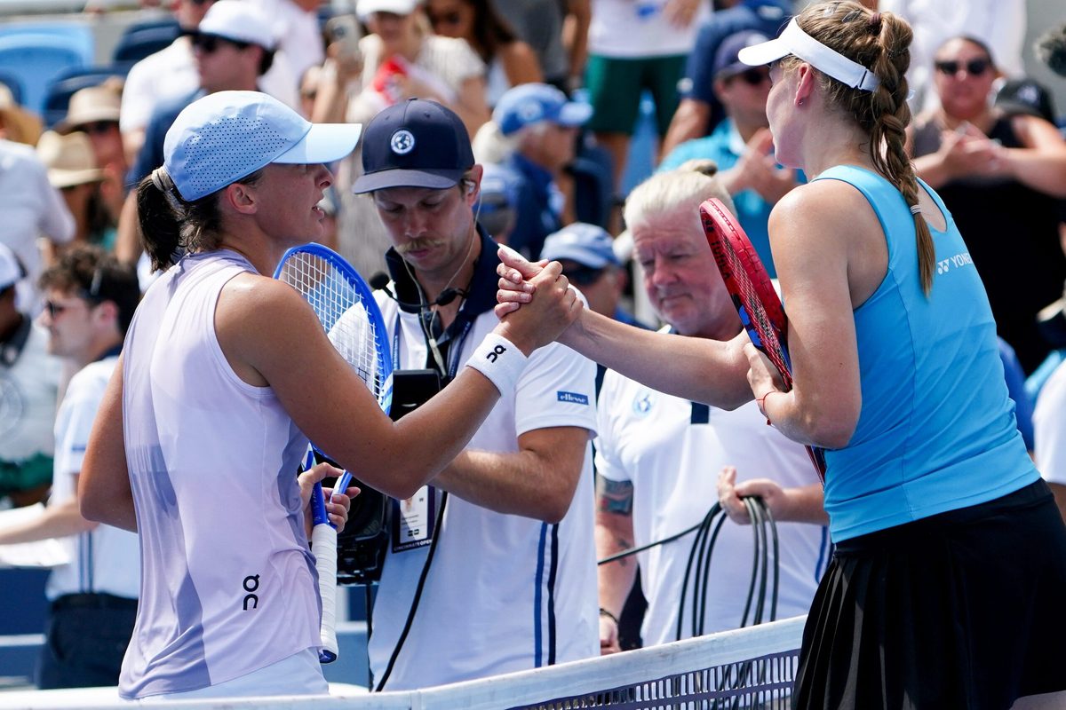 Iga Swiatek, left, and Elena Rybakina, right, shake hands at the conclusion of their match, Sunday, Aug. 17, 2025, at the Lindner Family Tennis Center in Mason, Oh. Swiatek won 7-5, 6-3.
