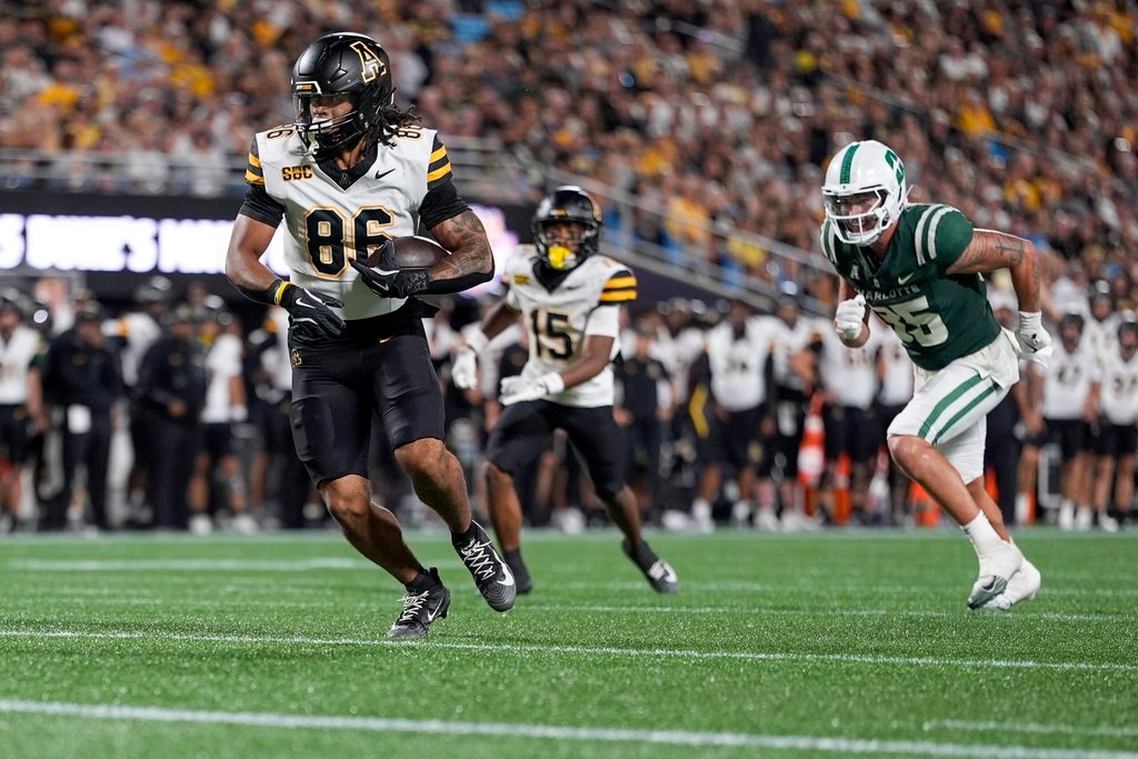 Aug 29, 2025; Charlotte, North Carolina, USA; Appalachian State Mountaineers tight end Kanen Hamlett (86) makes a catch in the red zone against the Charlotte 49ers during the second half at Bank of America Stadium. Mandatory Credit: Jim Dedmon-Imagn Images