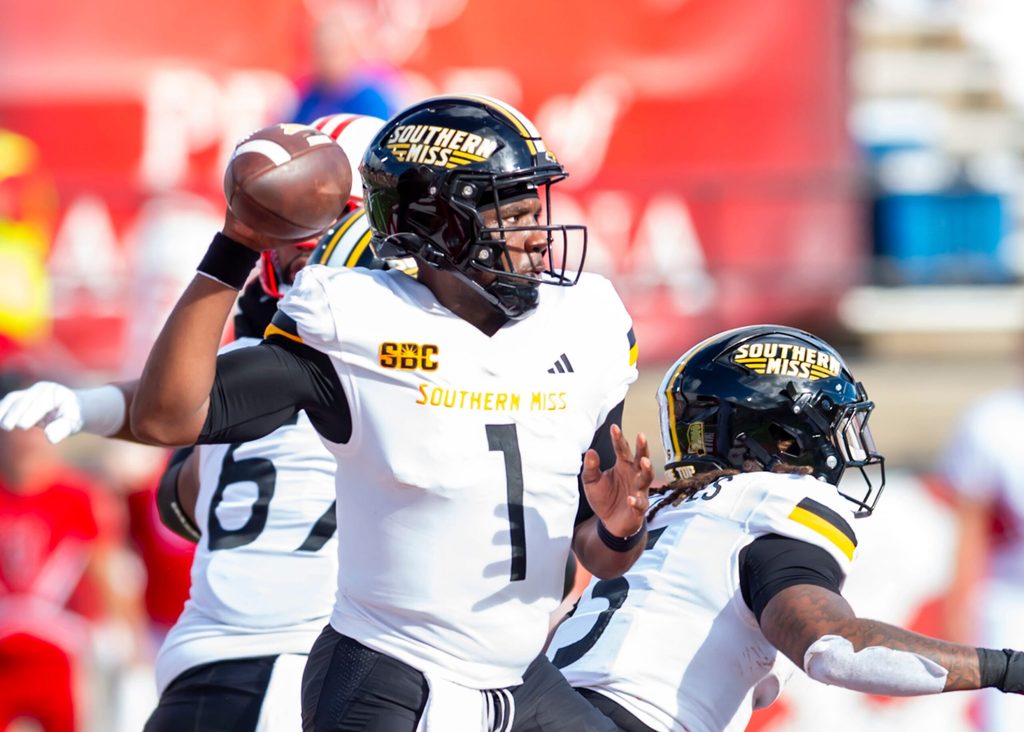Golden Eagles Quarterback Braylon Braxton 1, Louisianas Ragin Cajuns take on Southern Miss at Our Lady of Lourdes Stadium in Lafayette, LA. Saturday, Oct. 18, 2025.