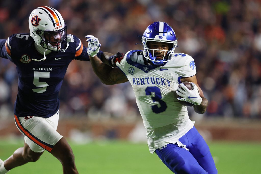 Nov 1, 2025; Auburn, Alabama, USA; Auburn Tigers defensive back Jahquez Robinson (5) tries to tackle Kentucky Wildcats running back Seth McGowan (3) during the third quarter at Jordan-Hare Stadium. Mandatory Credit: John Reed-Imagn Images