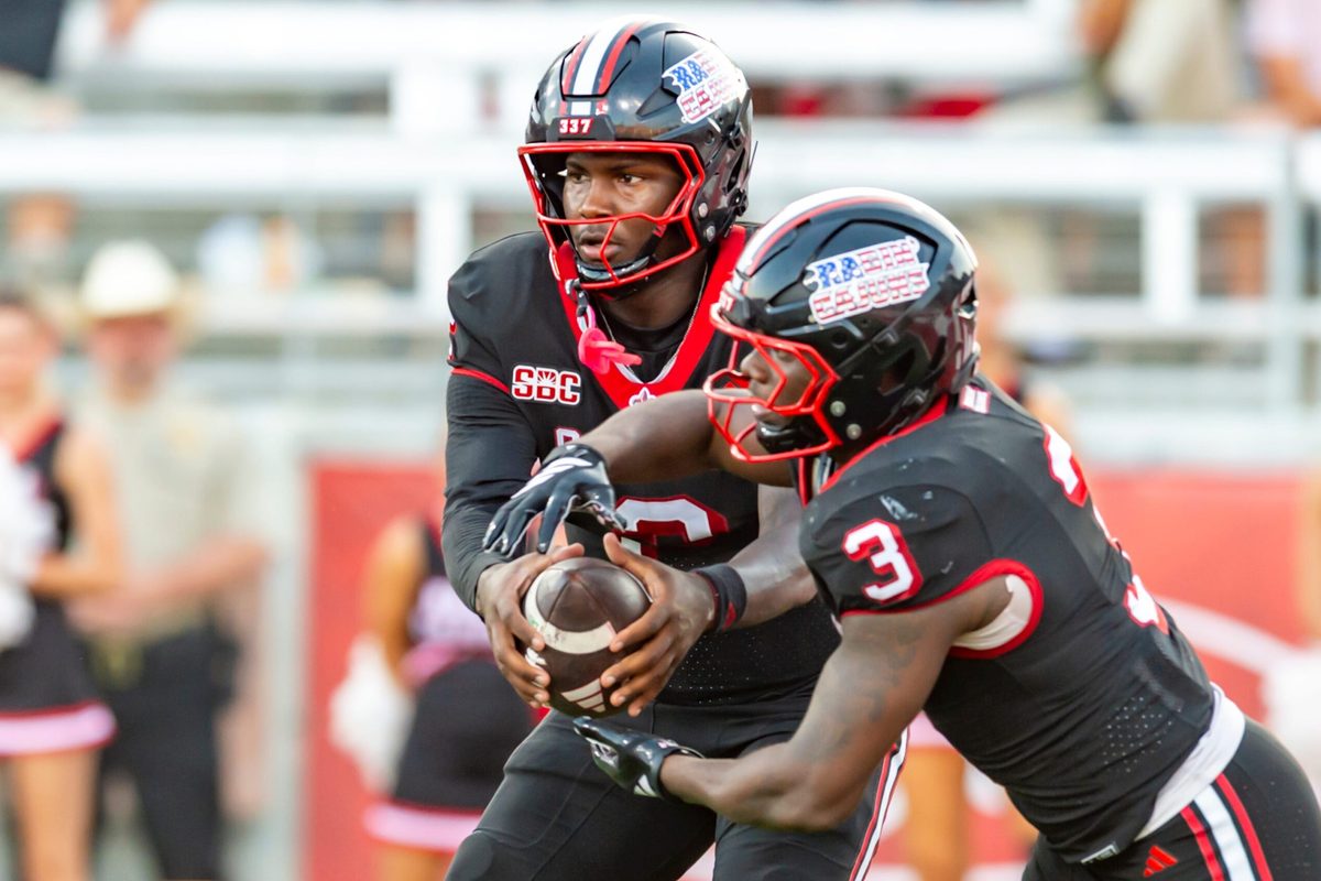 Cajuns quarterback Lunch Winfield 2 hands off to Zylan Perry 3, Louisianas Ragin Cajuns take on Texas State Football. Saturday, Nov. 8, 2025.