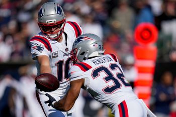Nov 23, 2025; Cincinnati, Ohio, USA; New England Patriots quarterback Drake Maye (10) hands off to running back TreVeyon Henderson (32) in the first quarter at Paycor Stadium. Mandatory Credit: Sam Greene-USA TODAY Network via Imagn Images