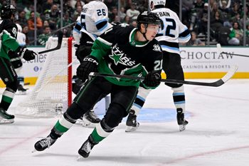 Nov 28, 2025; Dallas, Texas, USA; Dallas Stars left wing Jason Robertson (21) skates against the Utah Mammoth during the second period at the American Airlines Center. Mandatory Credit: Jerome Miron-Imagn Images