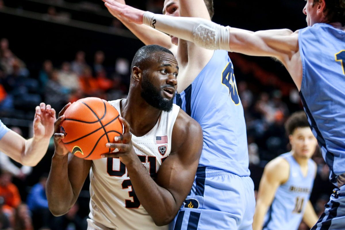 Oregon State's Rodrigue Andela (34) weaves around Bushnell s defense in a men s basketball game on Tuesday, Nov. 15, 2022 at OSU in Corvallis, Ore.
Osuvsbushnell615