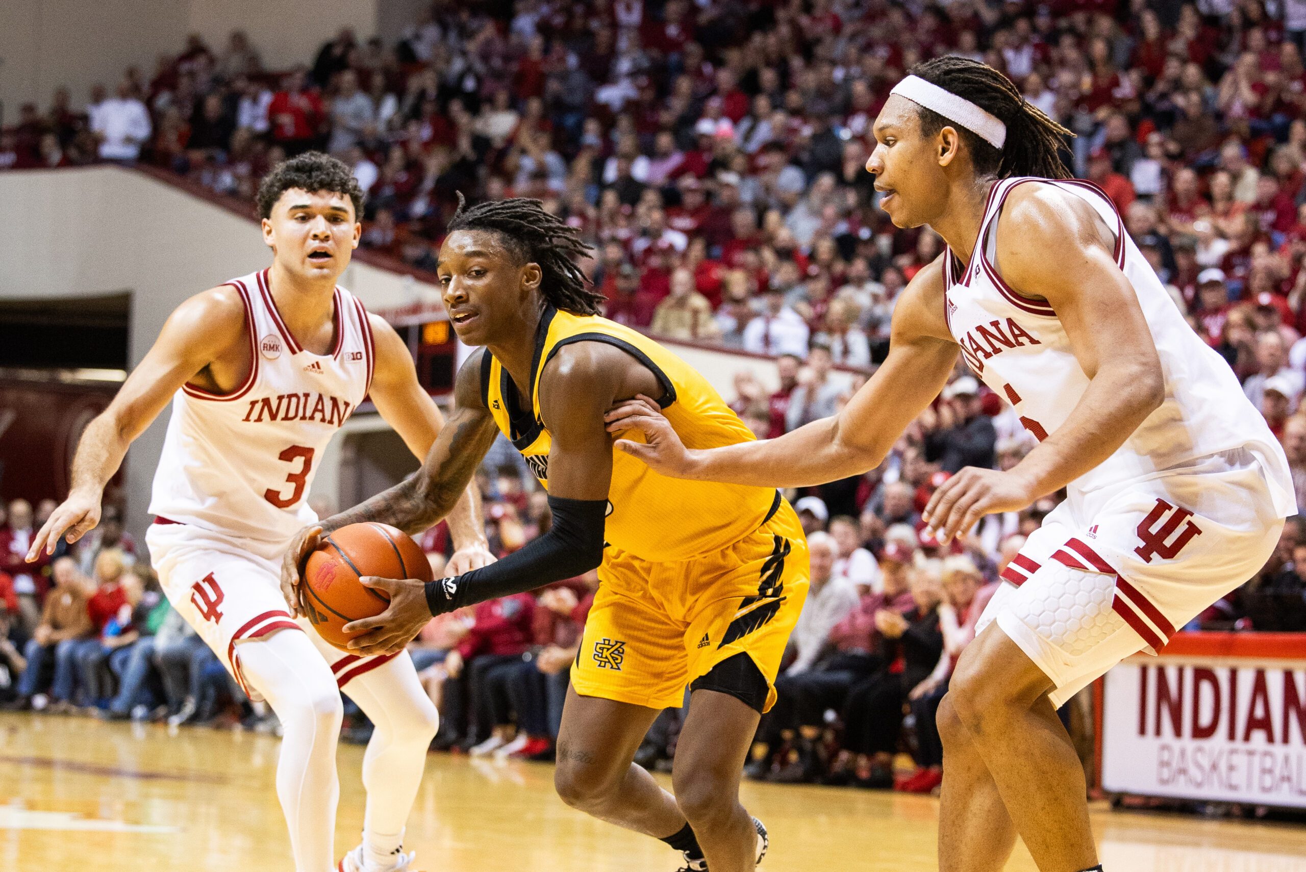 Dec 29, 2023; Bloomington, Indiana, USA; Kennesaw State Owls guard Simeon Cottle (5) passes the ball while Indiana Hoosiers forward Malik Reneau (5) defends in the second half at Simon Skjodt Assembly Hall. Mandatory Credit: Trevor Ruszkowski-Imagn Images
