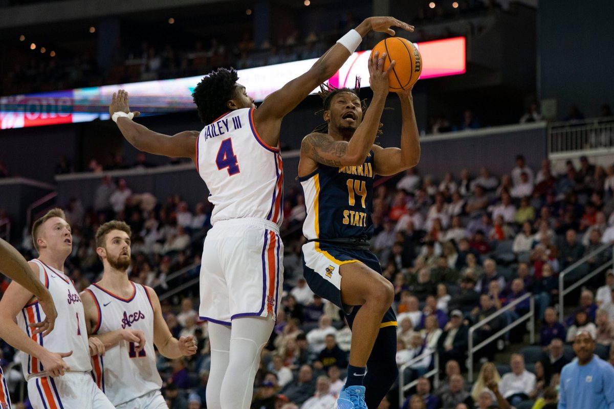 Murray State   s Brain Moore Jr. (14) goes up against Evansville   s Chuck Bailey III (4) as the University of Evansville Purple Aces play the Murray State Racers at Ford Center in Evansville, Ind., Saturday, Jan. 6, 2024. Murray State beat Evansville 81-59.