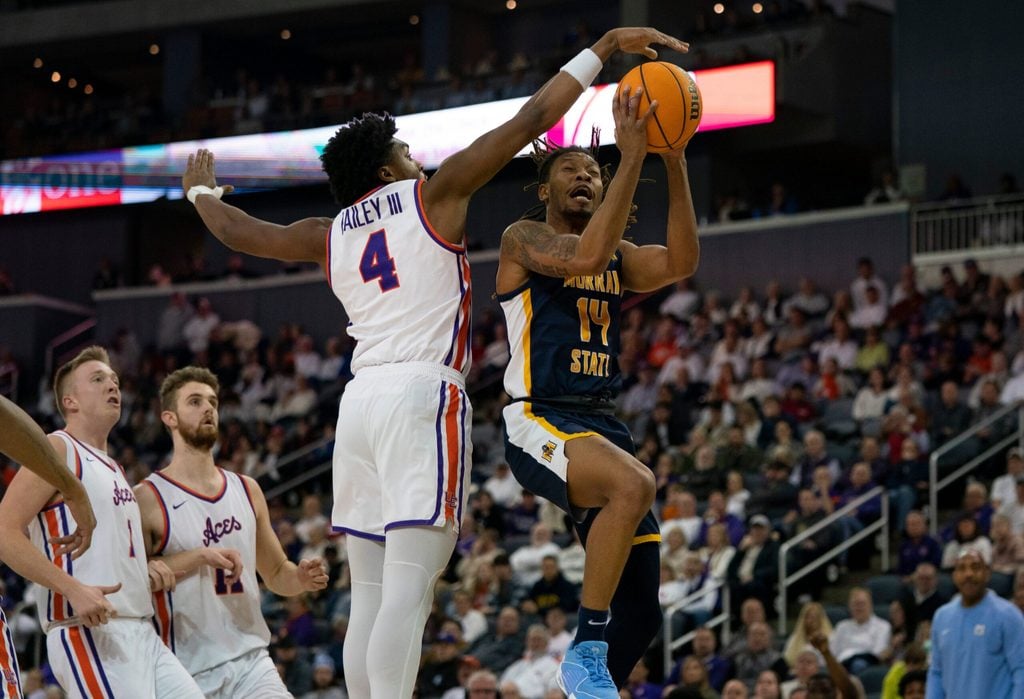 Murray State s Brain Moore Jr. (14) goes up against Evansville s Chuck Bailey III (4) as the University of Evansville Purple Aces play the Murray State Racers at Ford Center in Evansville, Ind., Saturday, Jan. 6, 2024. Murray State beat Evansville 81-59.