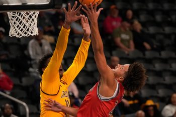 BJ Freeman, 10, of Arizona State University defend a shot by Jordan Ross, 2, of Saint Mary's College during the 2024 Acrisure Men's Classic in Palm Desert, Calif., Nov. 29, 2024.
