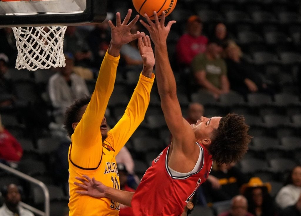 BJ Freeman, 10, of Arizona State University defend a shot by Jordan Ross, 2, of Saint Mary's College during the 2024 Acrisure Men's Classic in Palm Desert, Calif., Nov. 29, 2024.