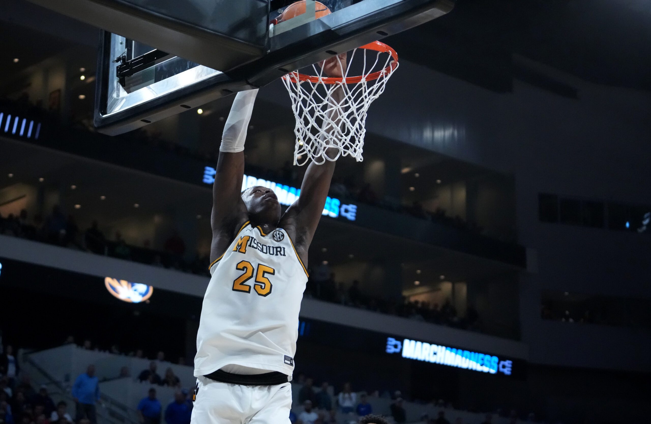 Mar 20, 2025; Wichita, KS, USA; Missouri Tigers guard Mark Mitchell (25) dunks in the second half of a first round men’s NCAA Tournament game Drake Bulldogs at Intrust Bank Arena. Mandatory Credit: Kirby Lee-Imagn Images