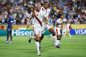 [Subscription Customers Only] Jun 30, 2025; Orlando, Florida, USA; Manchester City forward Erling Haaland (9) celebrates scoring their second goal with midfielder Rodri (16) during a round of 16 match of the 2025 FIFA Club World Cup at Camping World Stadium. Mandatory Credit: Lee Smith-Reuters via Imagn Images