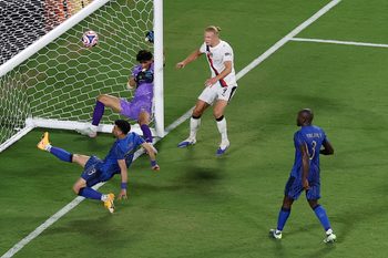 [Subscription Customers Only] Jun 30, 2025; Orlando, Florida, USA; Manchester City forward Erling Haaland (9) shoots during a round of 16 match of the 2025 FIFA Club World Cup at Camping World Stadium. Mandatory Credit: Hannah Mckay-Reuters via Imagn Images