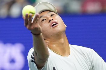 Aug 24, 2025; Flushing, NY, USA;  Learner Tien (USA) hits to Novak Djokovic (SRB) on day one of the 2025 U.S. Open tennis tournament at the USTA Billie Jean King National Tennis Center. Mandatory Credit: Robert Deutsch-Imagn Images