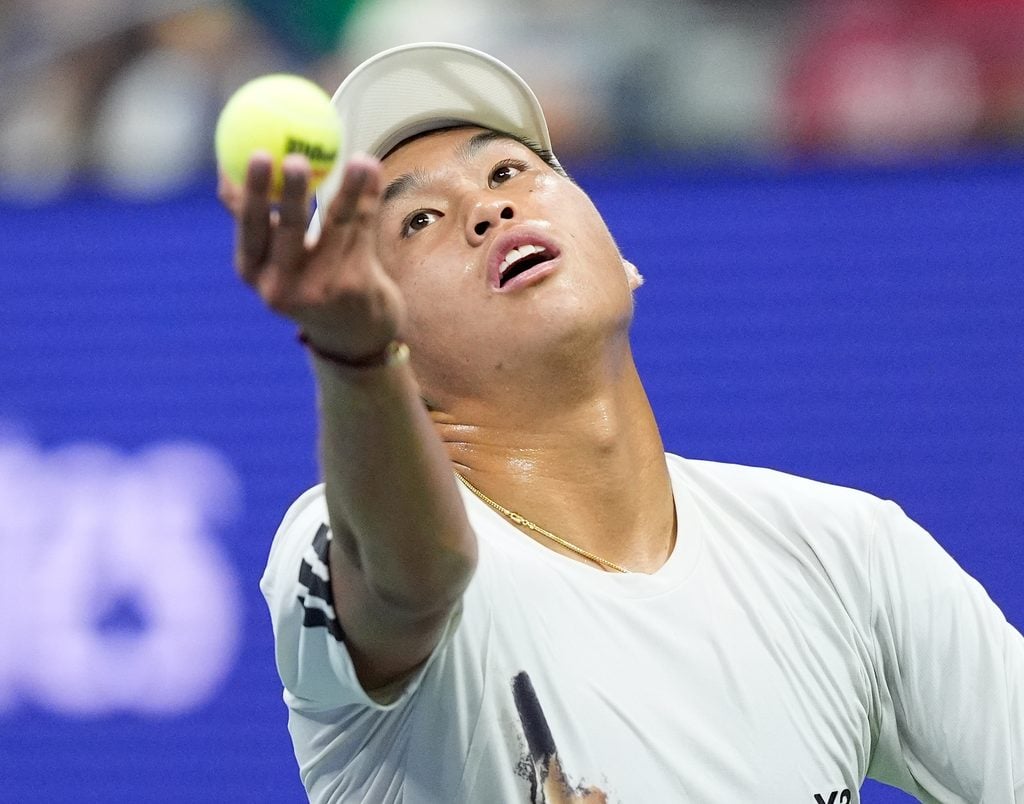 Aug 24, 2025; Flushing, NY, USA; Learner Tien (USA) hits to Novak Djokovic (SRB) on day one of the 2025 U.S. Open tennis tournament at the USTA Billie Jean King National Tennis Center. Mandatory Credit: Robert Deutsch-Imagn Images