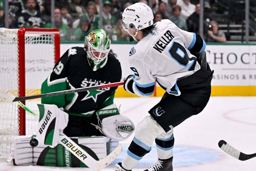 Nov 28, 2025; Dallas, Texas, USA; Dallas Stars goaltender Jake Oettinger (29) stops a shot by Utah Mammoth center Clayton Keller (9) during the third period at the American Airlines Center. Mandatory Credit: Jerome Miron-Imagn Images