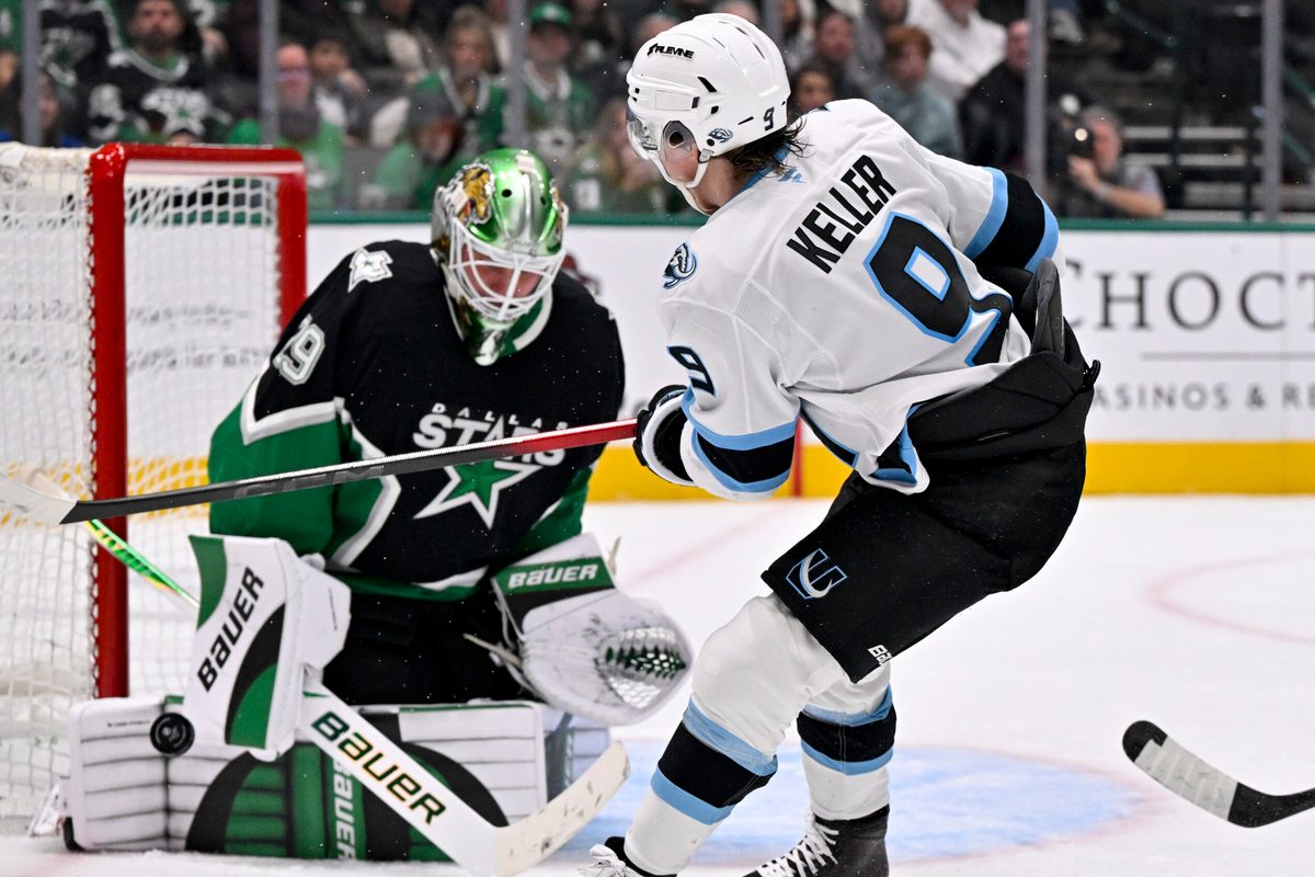 Nov 28, 2025; Dallas, Texas, USA; Dallas Stars goaltender Jake Oettinger (29) stops a shot by Utah Mammoth center Clayton Keller (9) during the third period at the American Airlines Center. Mandatory Credit: Jerome Miron-Imagn Images