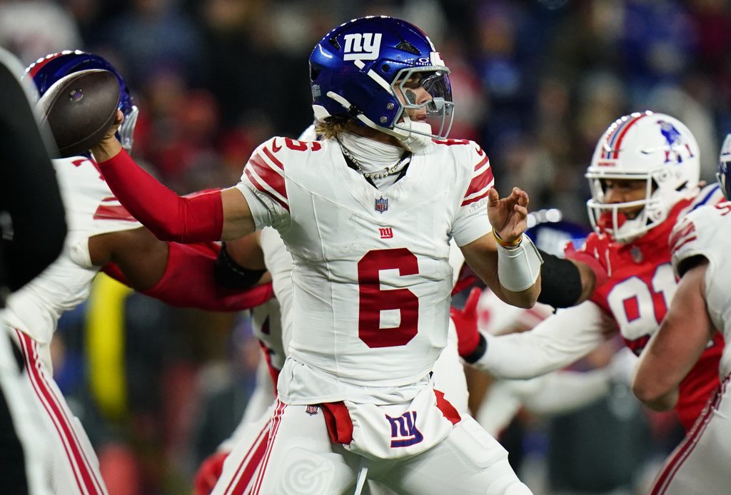 Dec 1, 2025; Foxborough, Massachusetts, USA; New York Giants quarterback Jaxson Dart (6) throws a pass during the second quarter against the New England Patriots at Gillette Stadium. Mandatory Credit: David Butler II-Imagn Images