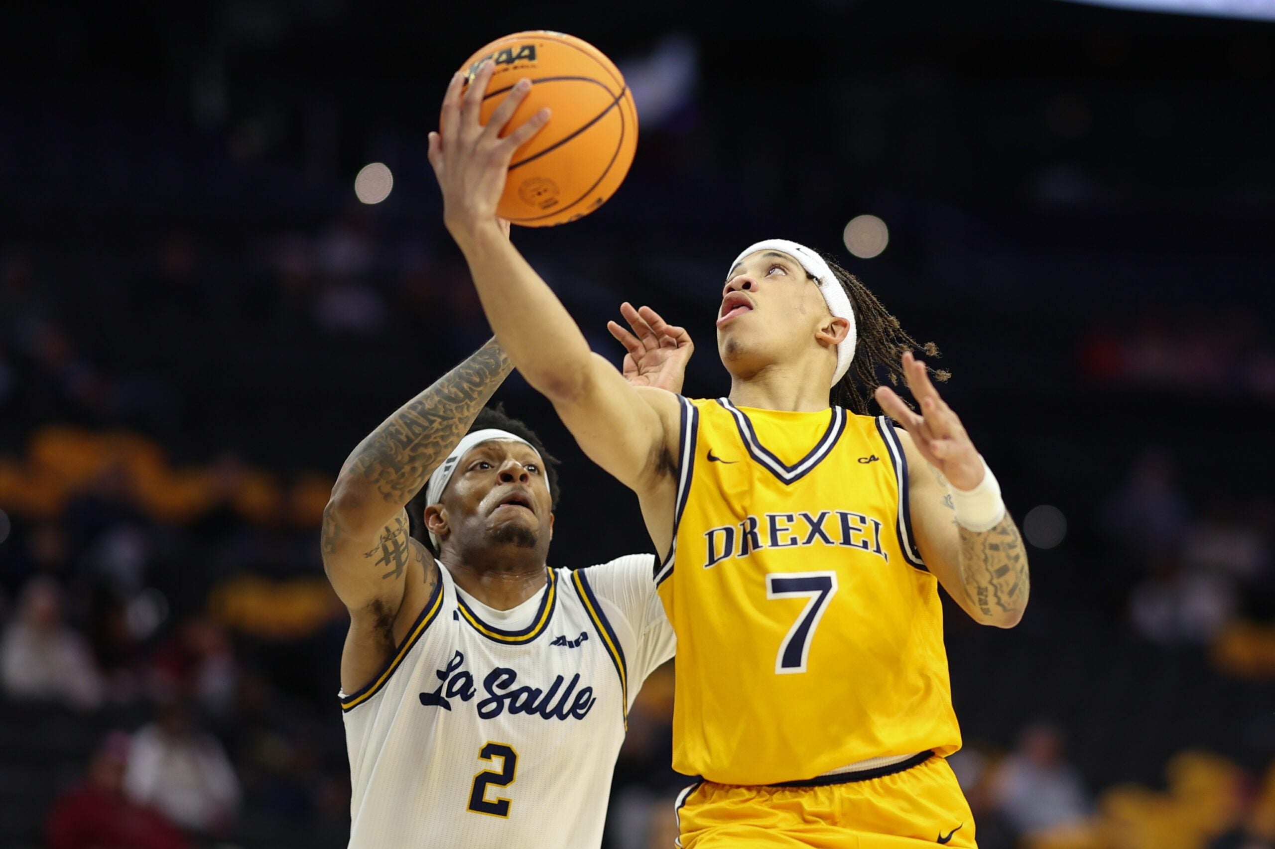 Dec 6, 2025; Philadelphia, PA, USA; Drexel Dragons guard Eli Beard (7) drives for a shot against La Salle Explorers guard Jaeden Marshall (2) during the first half at Xfinity Mobile Arena. Mandatory Credit: Bill Streicher-Imagn Images